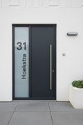 Deur met huisnummer 31 en familienaam Hoekstra