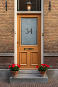 Houten deur met huisnummer 34